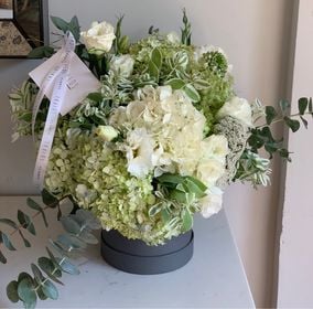 Box Mediano Mix Blancos y Hortensias