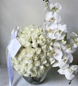 Esfera blanca y Orquídeas