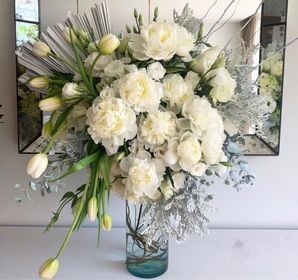 Florero Alto Mix Blanco Peonias y Tulipanes