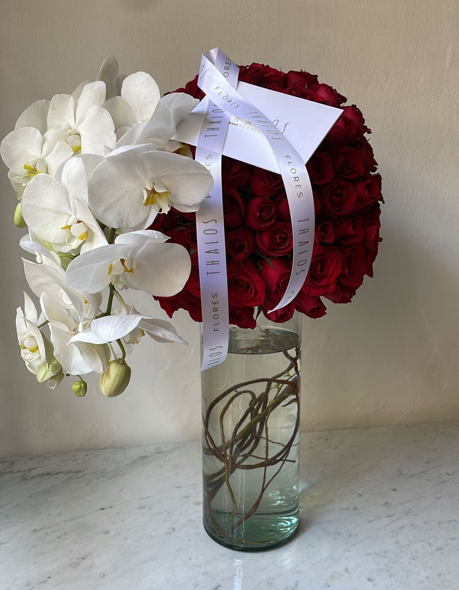 Esfera roja cascada de orquídeas