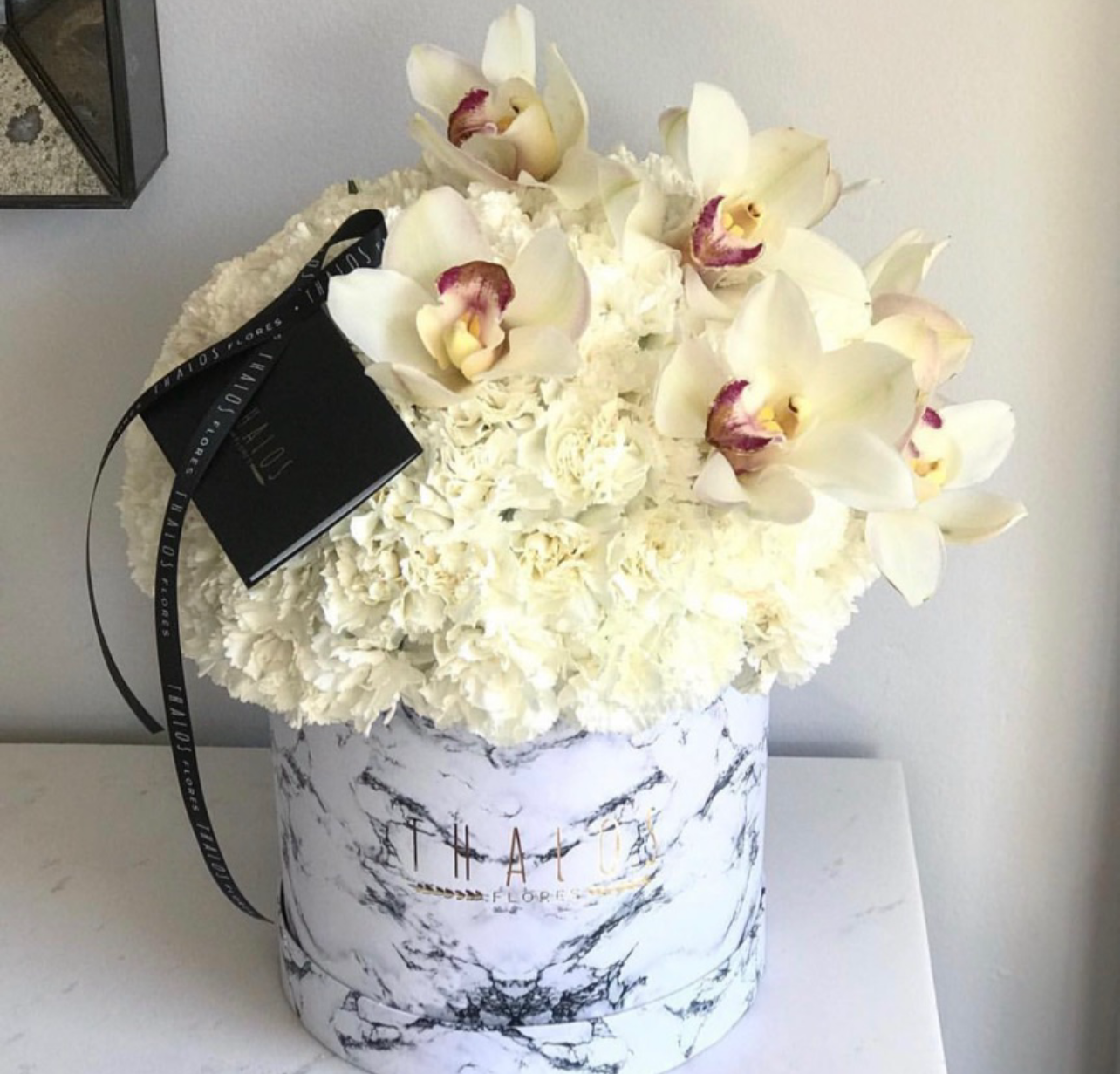 Box Mármol Blanco Grande Clavel y Cymbadium