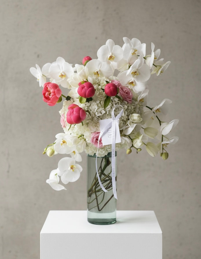 Florero Alto Peonias coral y Orquídeas