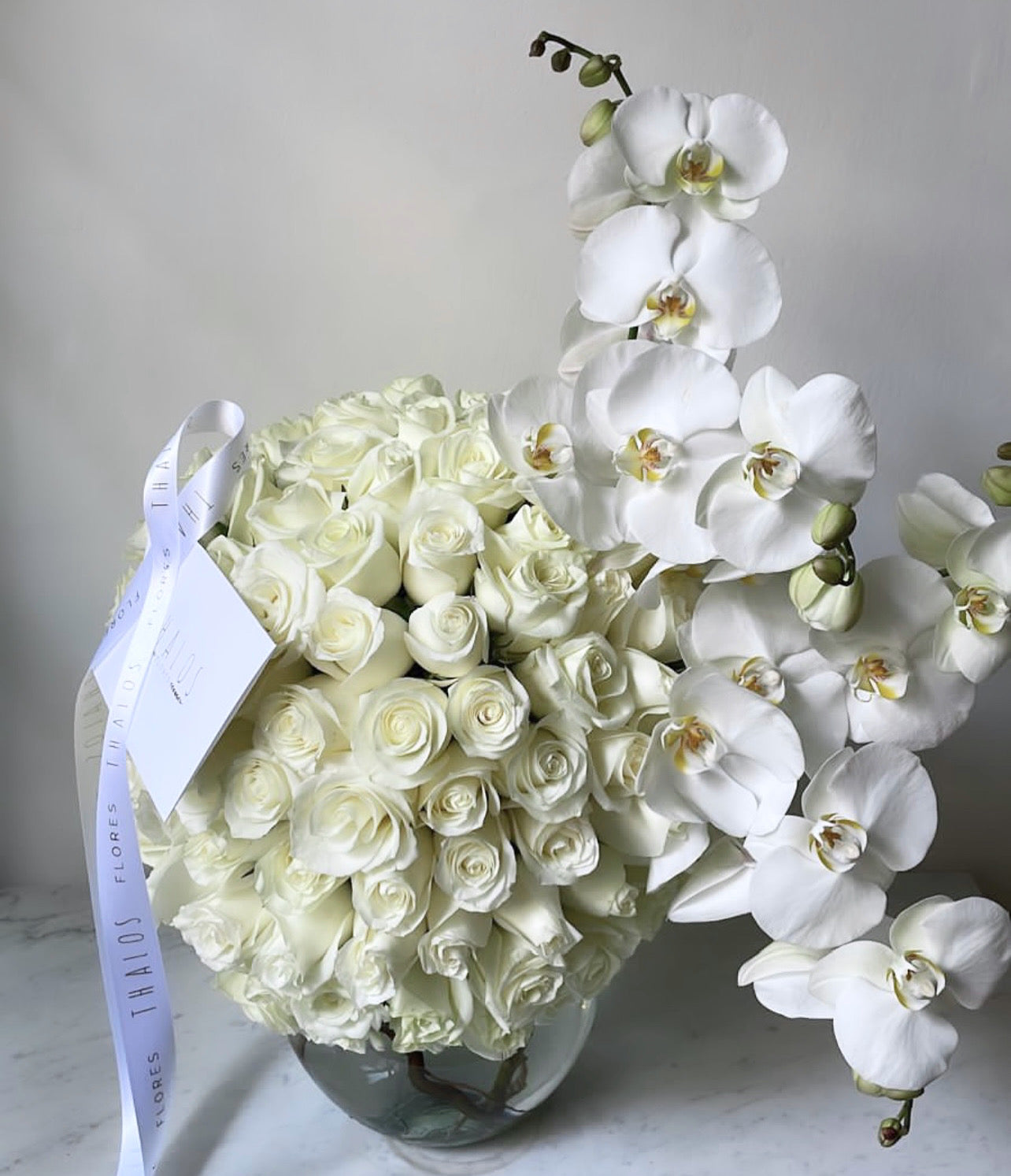 Esfera blanca con Orquídeas
