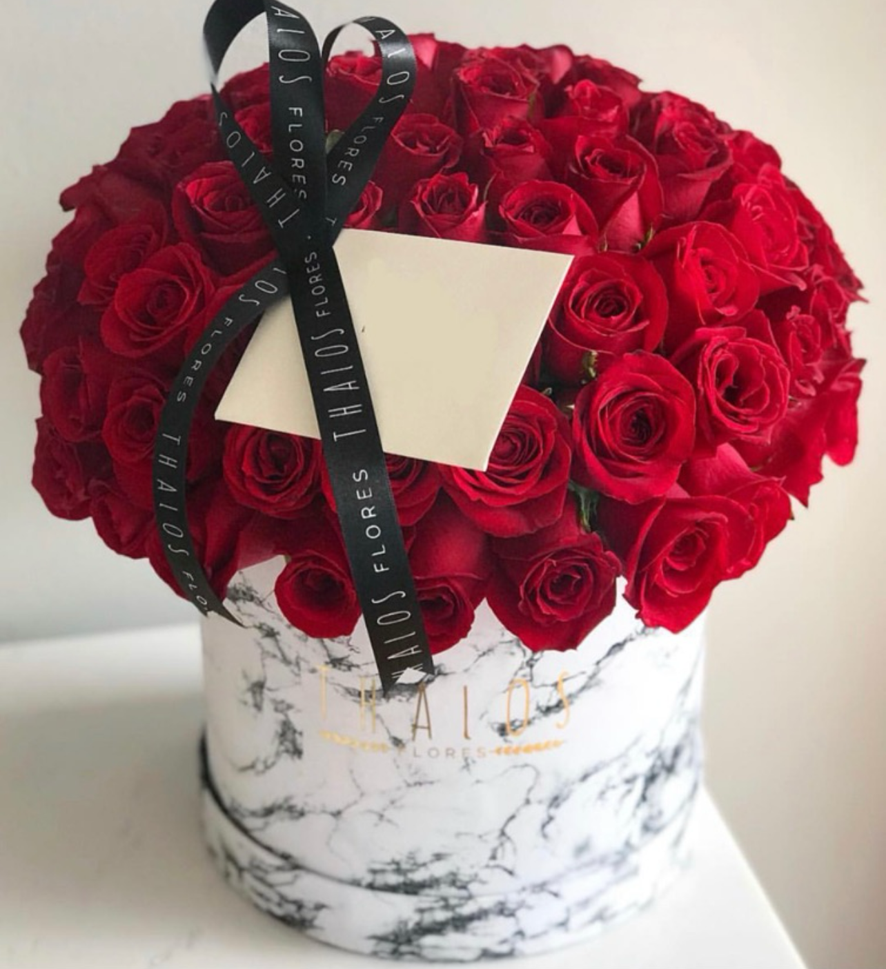 Box Mármol Blanco Grande Rosas Rojas