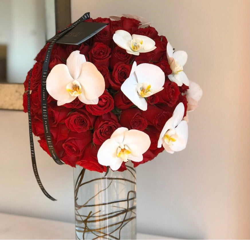 Esfera roja con orquídeas