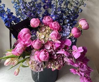Florero con Delfinium, Tulipanes, Hortensias, Peonias y Orquídeas