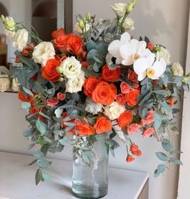 Florero Alto Coral, Blanco y Orquídeas