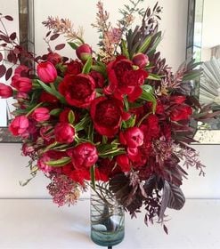 Florero Alto Mix Rojo Peonias y Tulipanes