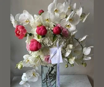 Florero Alto con Peonias y Orquídeas