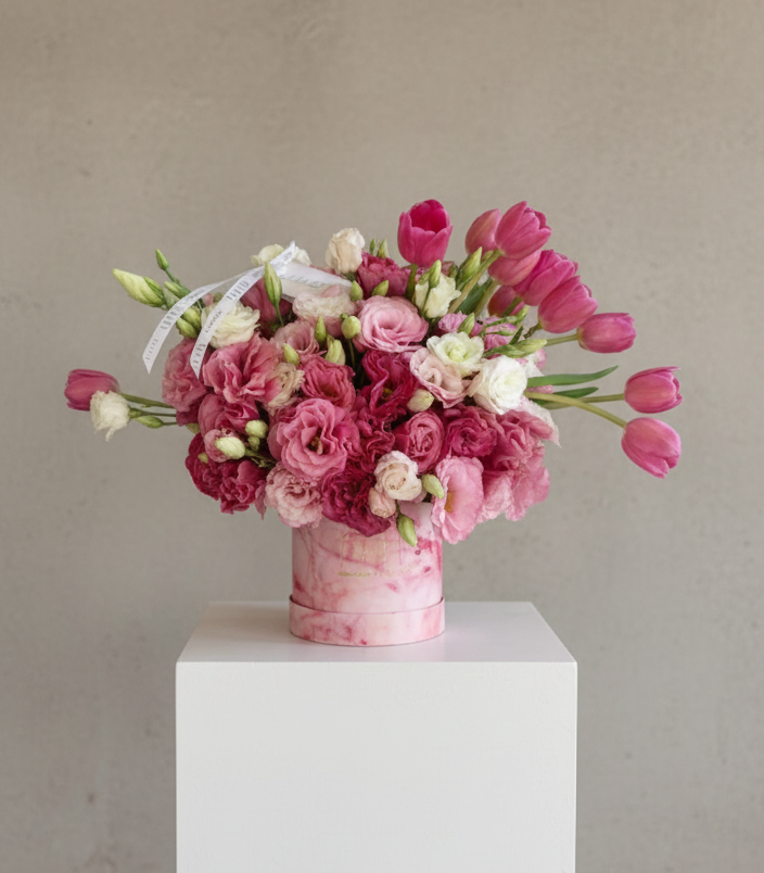 Box Mármol Rosa Mediano lisianthus y tulipanes