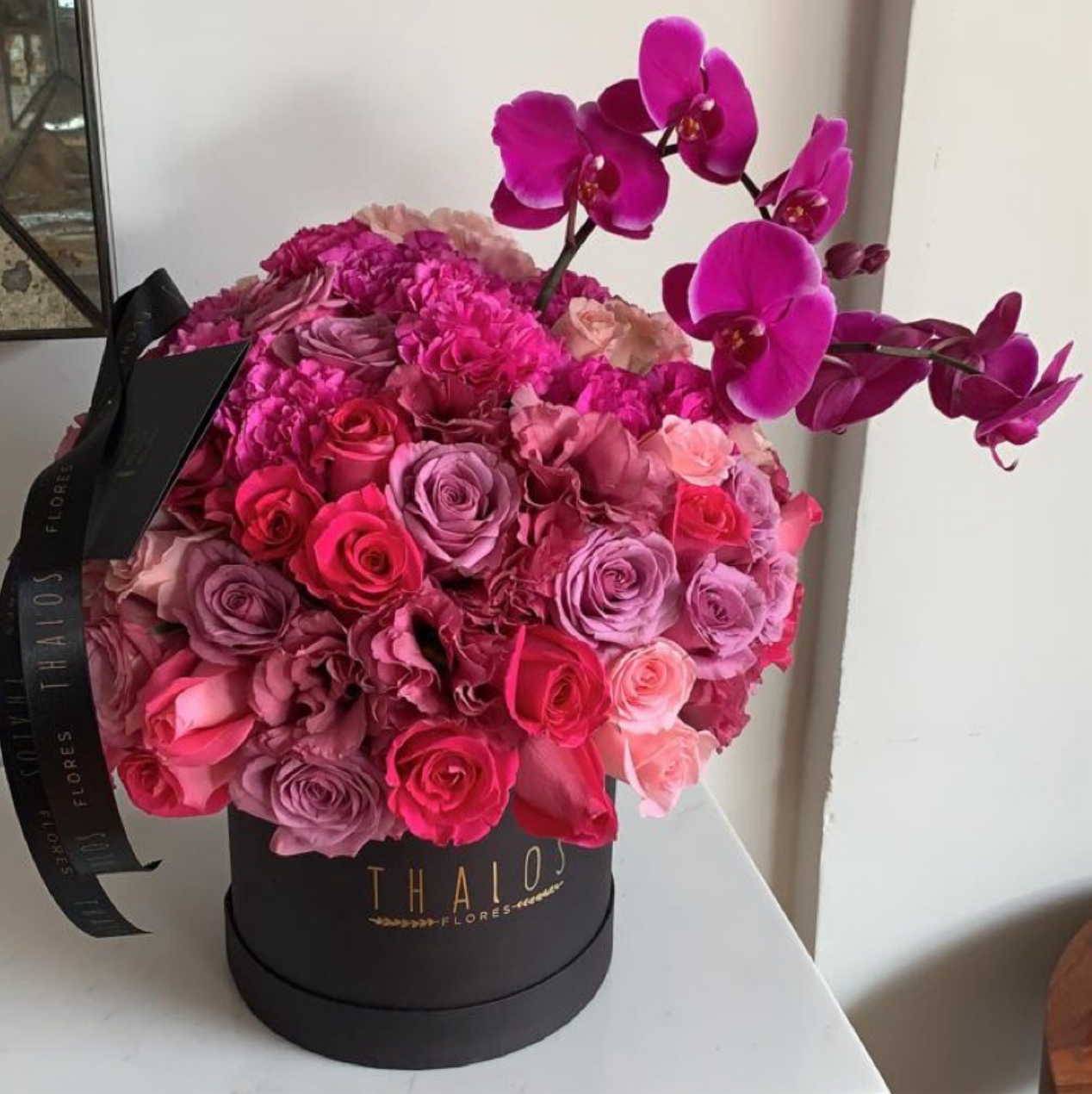 Box Negro Grande Mix rosas con orquídea