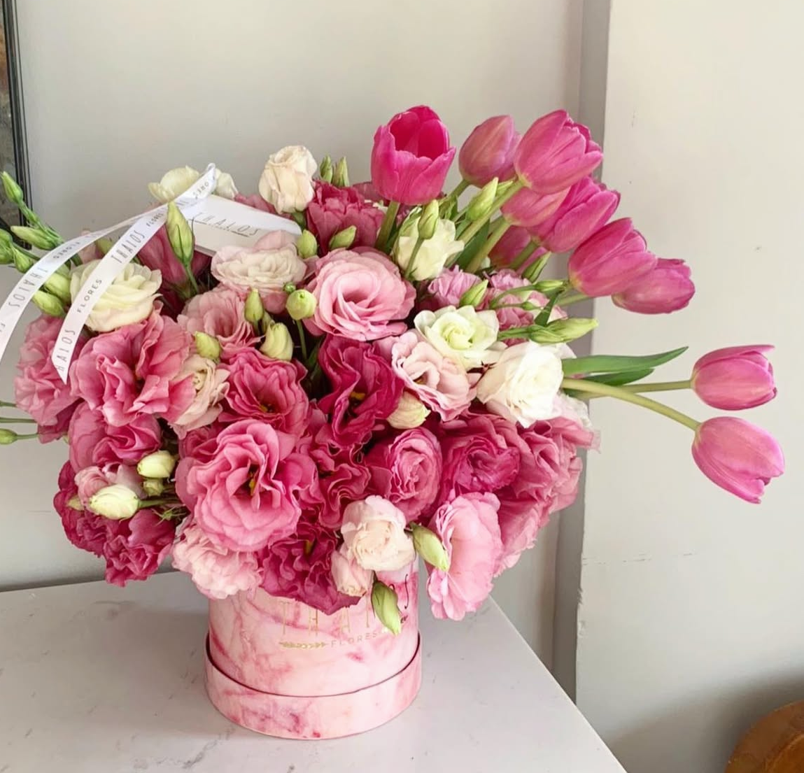 Box Mármol Rosa Mediano lisianthus y tulipanes