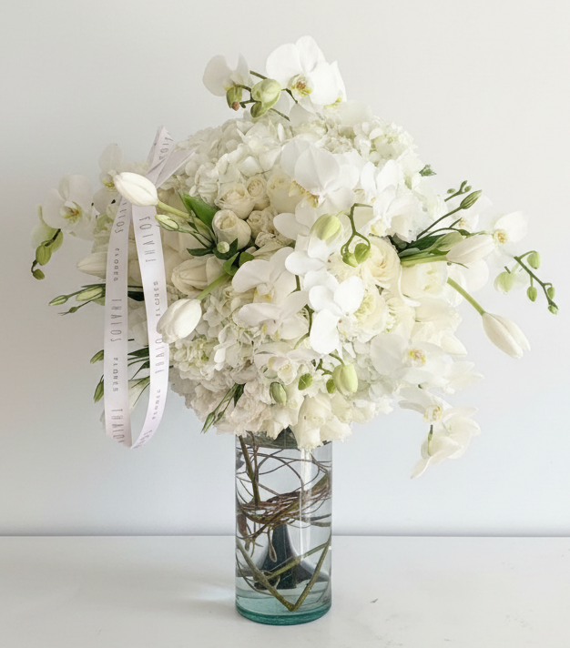 Florero Alto Blanco tulipanes y orquídeas