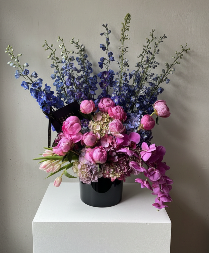 Florero negro peonias mix